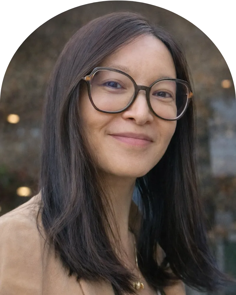 Portrait de Carène, fondatrice de Mamans de Pau, souriante, avec des lunettes
