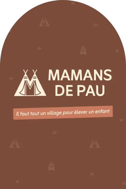 Logo Mamans de Pau en forme de tipi sur fond marron, avec la phrase Il faut tout un village pour élever un enfant