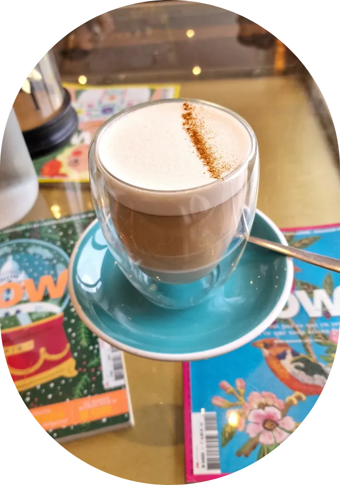 Café crème posé sur une table lors d'une rencontre entre mamans à Pau